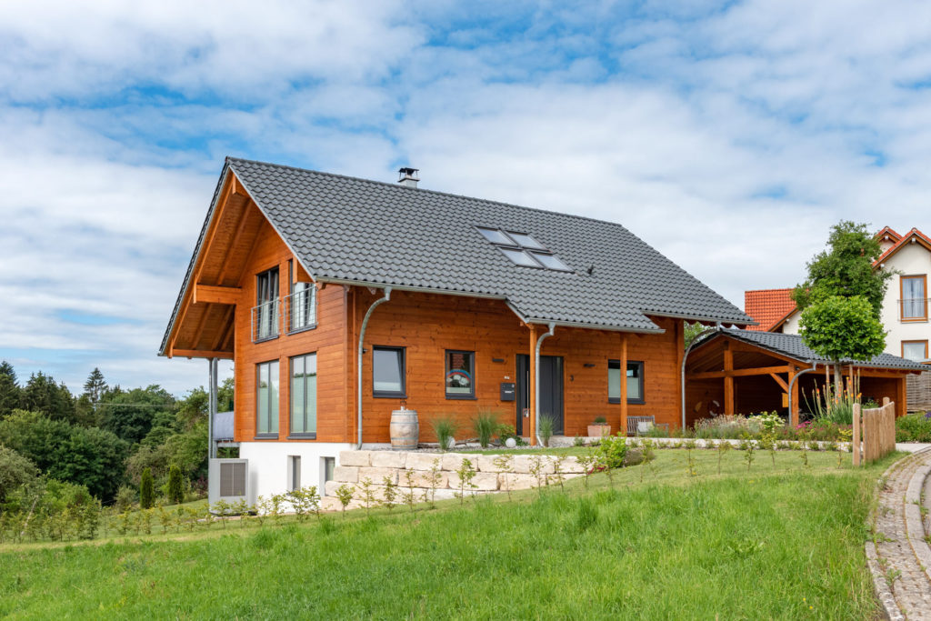Holzhaus in Hanglage auf Betonfundament