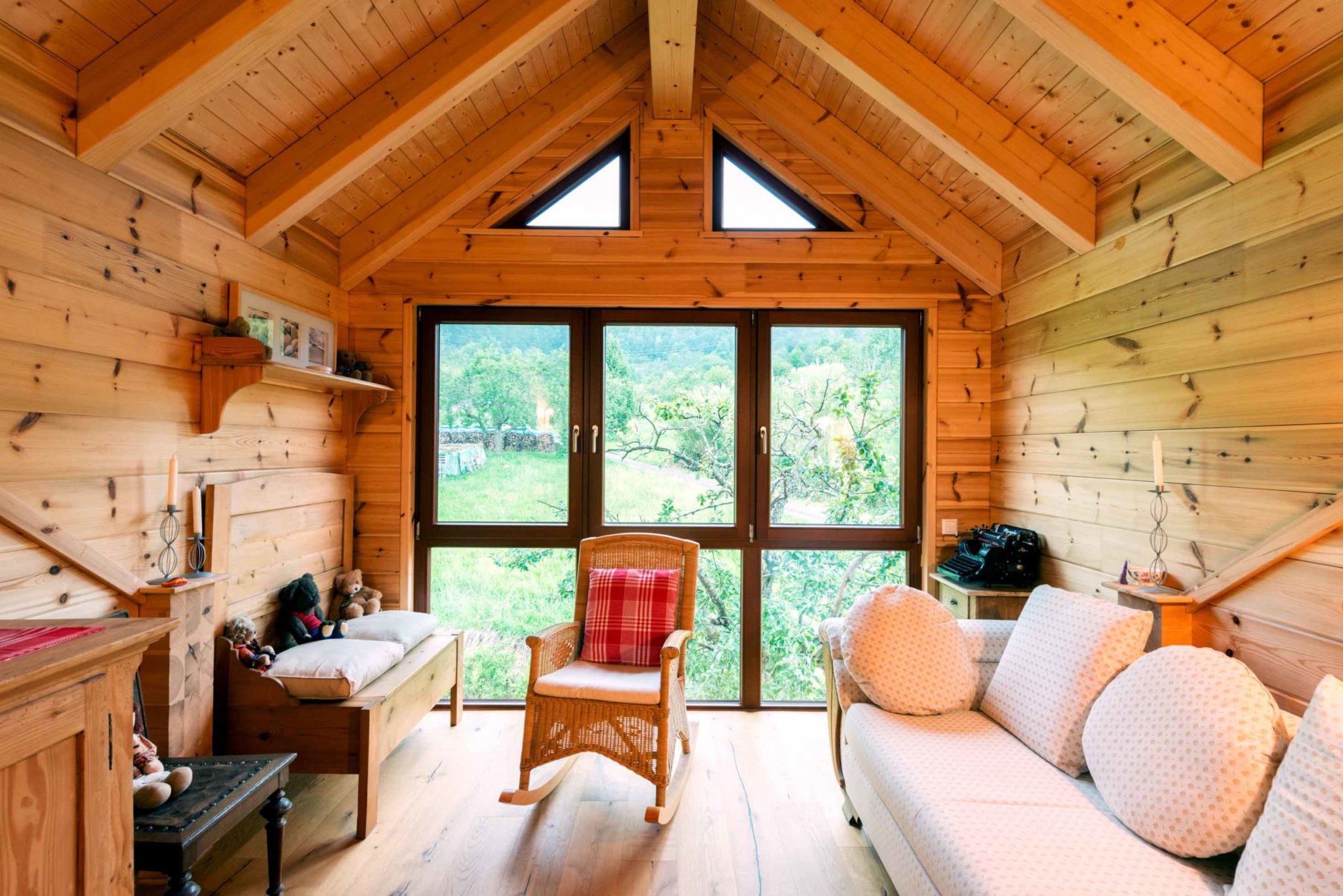 Modernes Holzhaus von Fullwood mit klaren Linien, großen Fensterflächen und offenem Wohnbereich mit Blick in die Natur.