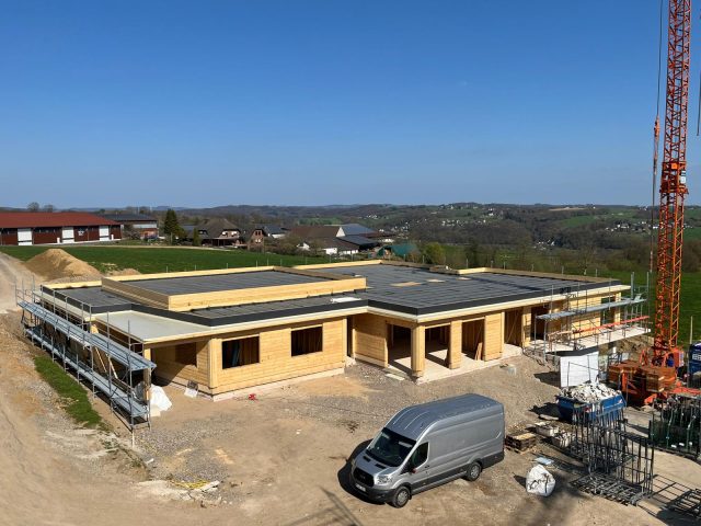 Eingeschossiges Blockhaus mit Flachdach