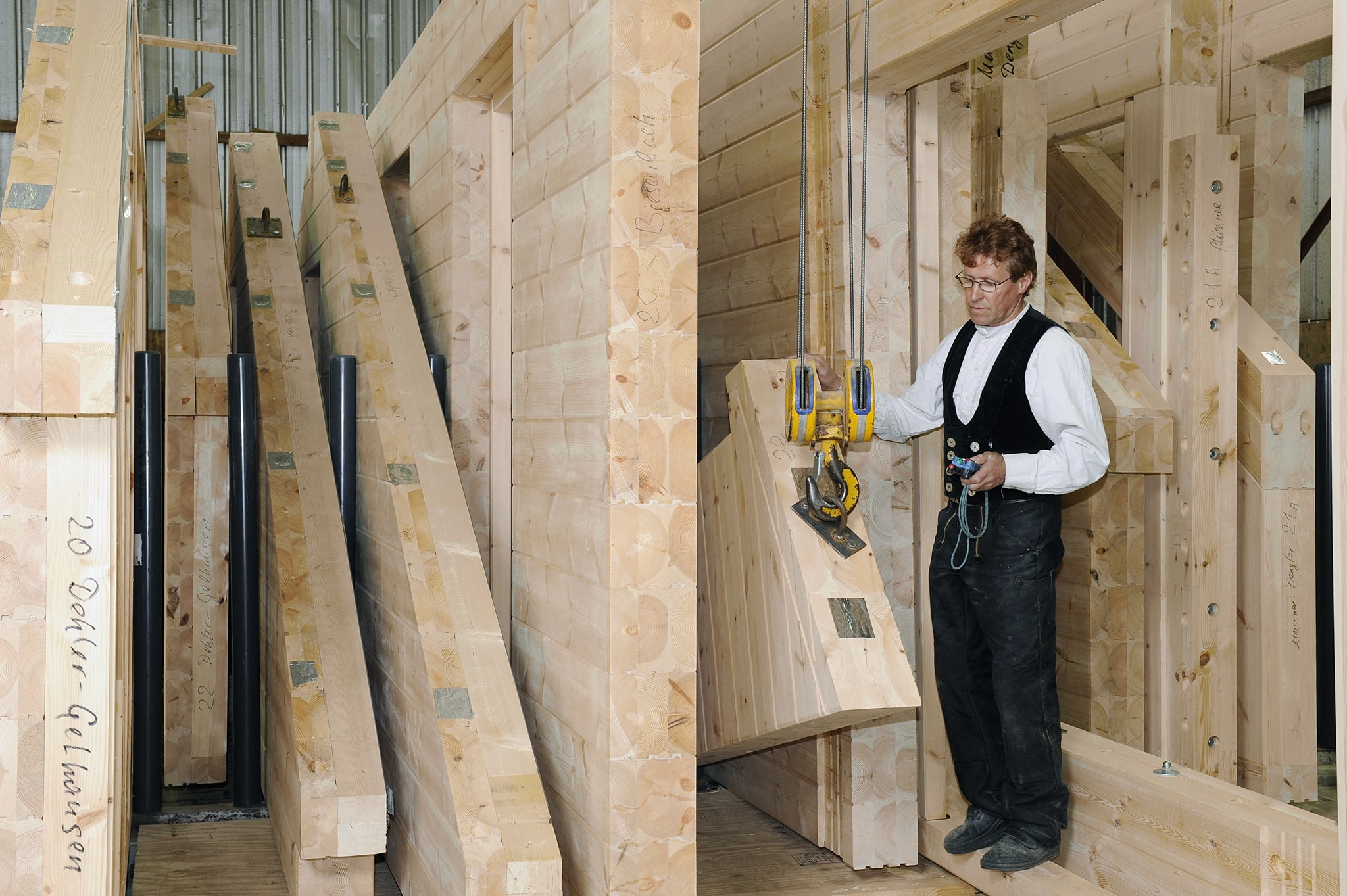 Zimmermann bei der Produktion der Holzwände