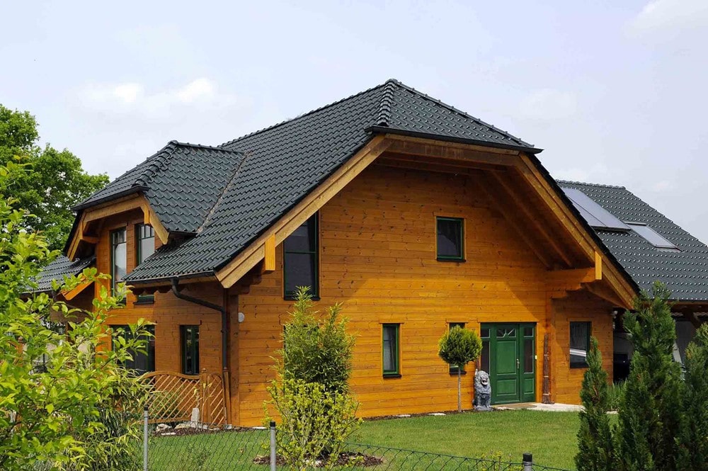 Holzhaus Seekrone mit Krüppelwalmdach